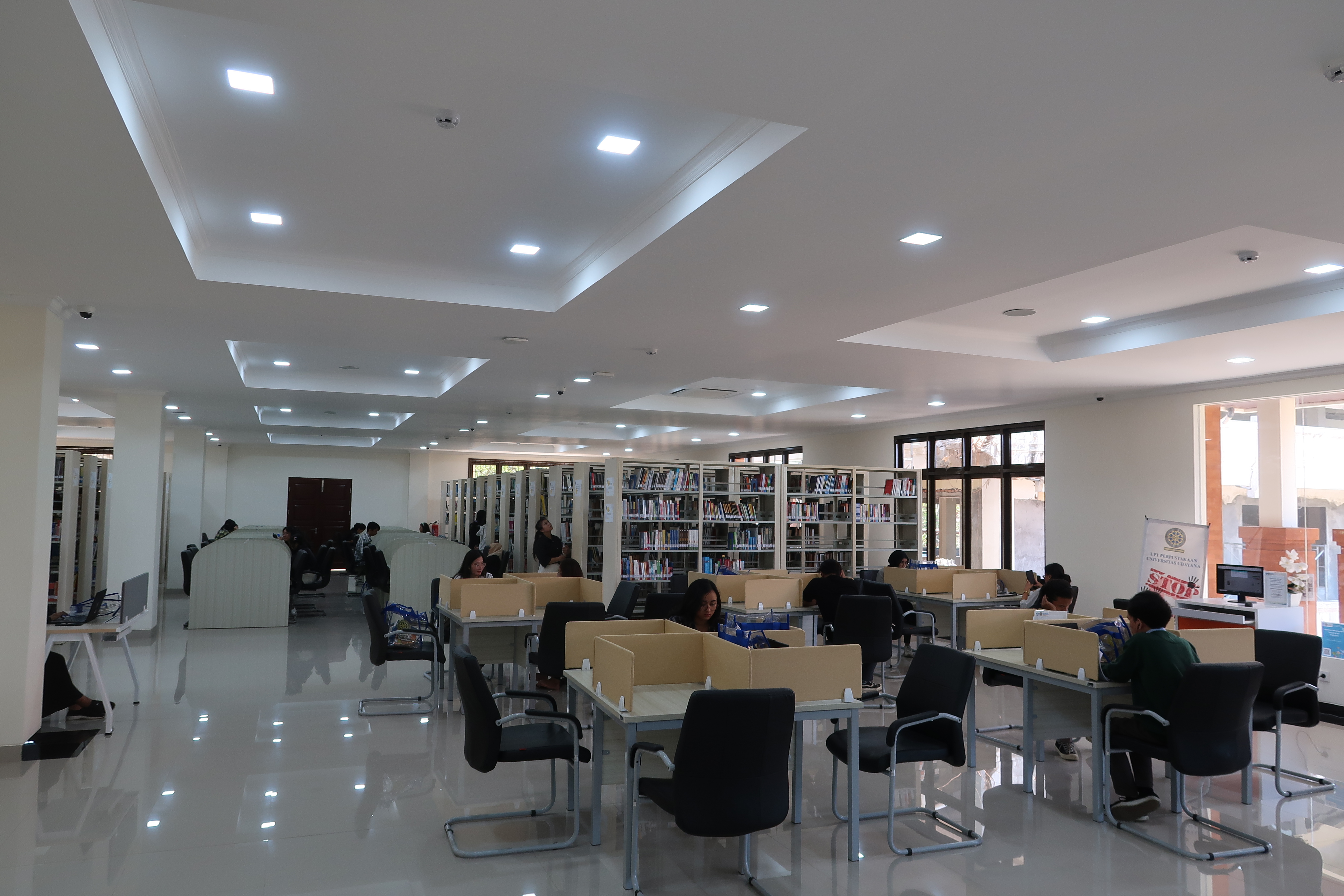 Ruangan buku lantai 2